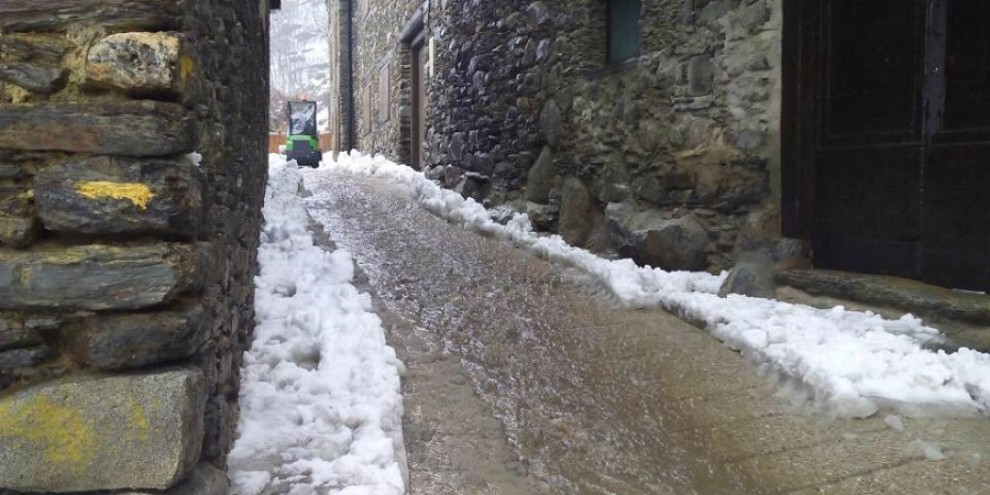 La neu caiguda es va fonent als carrers d'Alós