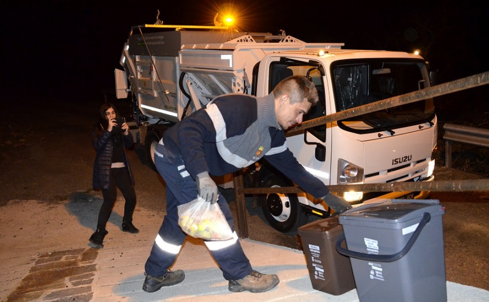 Un operari recollint les bosses dels cubells a Tavascan