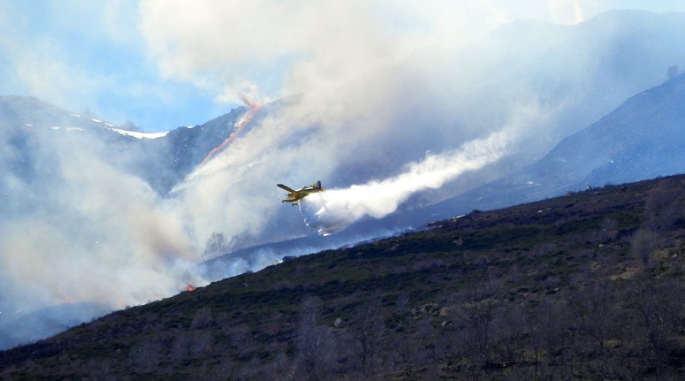 Dos avions i un helicòpter treballant per extingir l'incendi