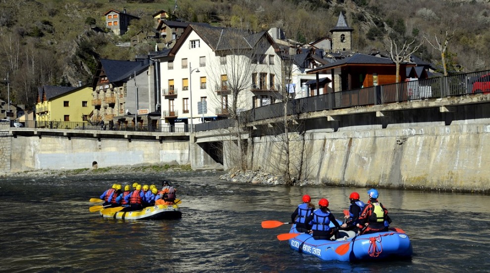 Dos barques de ràfting baixant pel riu Noguera Pallaresa