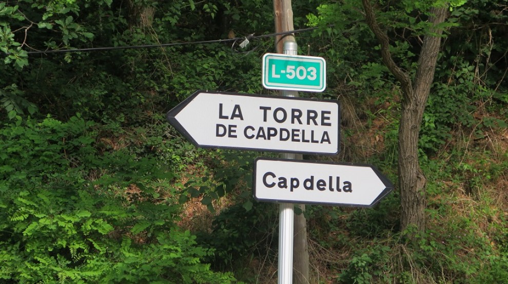 Detall d'una senyal de trànsit, amb Capdella escrit amb 'p'