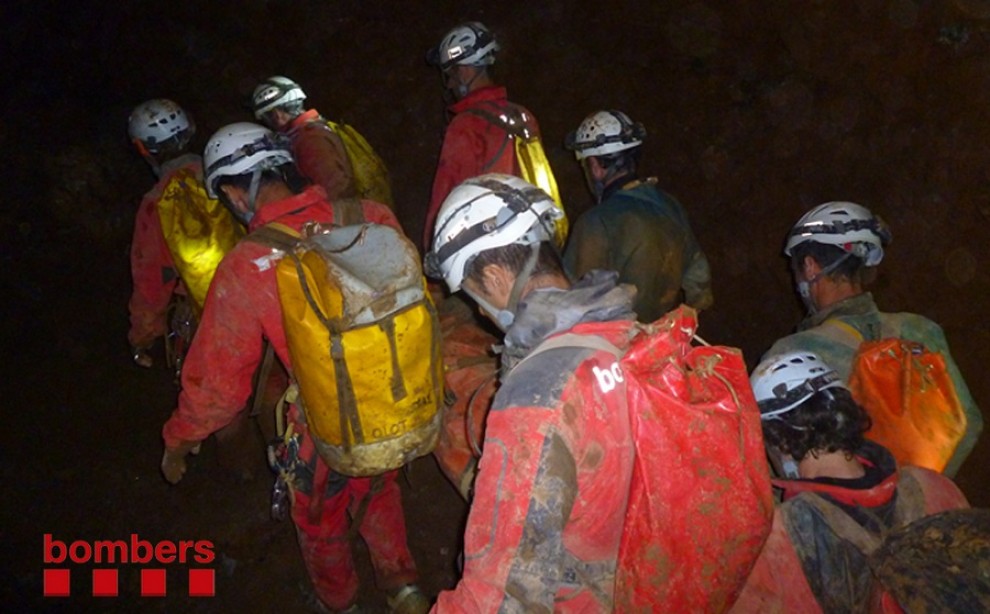 Els equips d'emergències treballen a l'interior de la cova