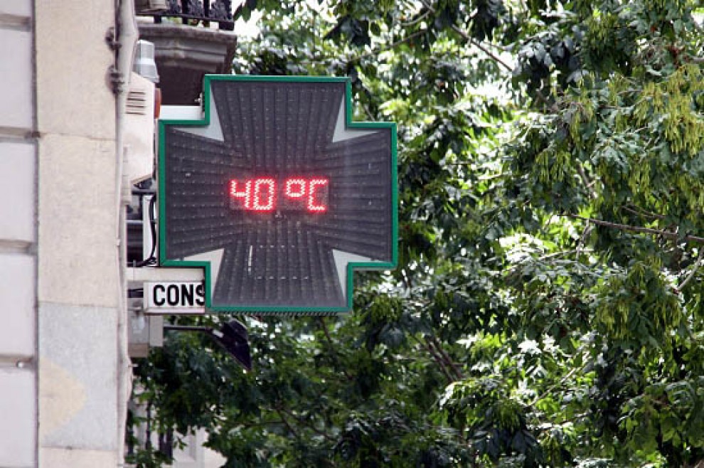 Un termòmetre marcant 40 graus en una localitat catalana
