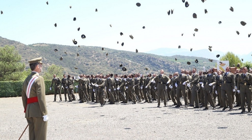 Els sergents llencen les gorres a l'aire després de trencar files
