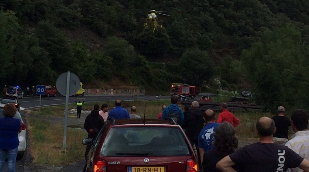 Un helicòpter del SEM evacuant la víctima