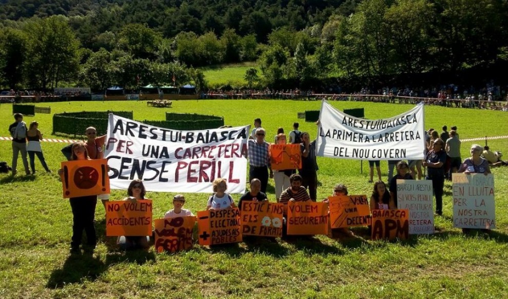Veïns de Baiasca i Arestui manifestant-se a Llavorsí