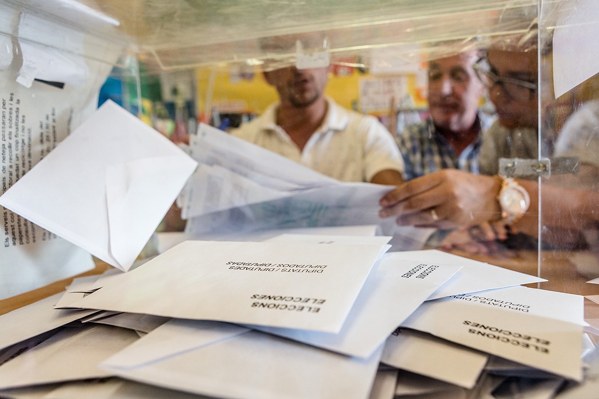 Vots en una urna en unes eleccions municipals