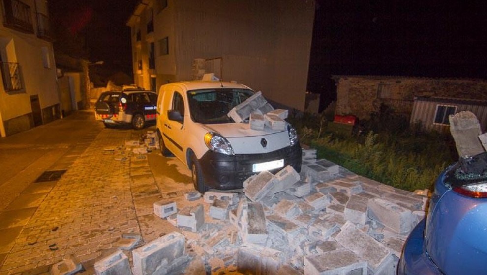Cotxes afectats per la caiguda d'un mur a Talarn