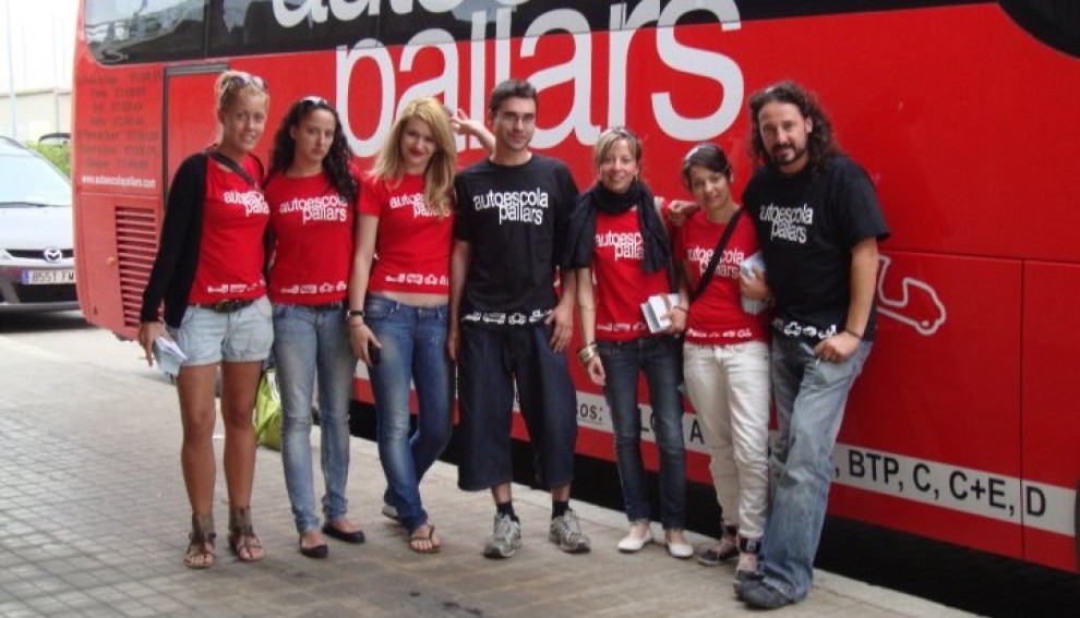 Ferran Arjo, a la dreta, amb un grup d'alumnes, en imatge d'arxiu