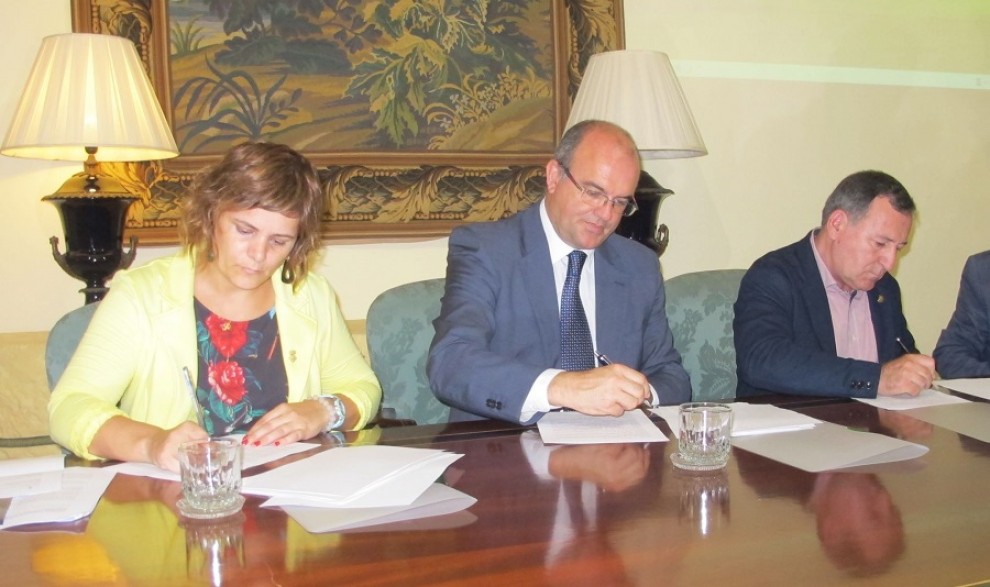 Cañadell, Aranda i Pestana, durant la signatura del conveni