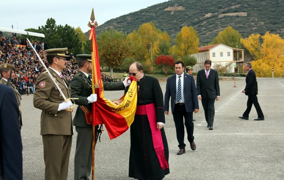 Un capellà fent un petó a la bandera espanyola a Talarn