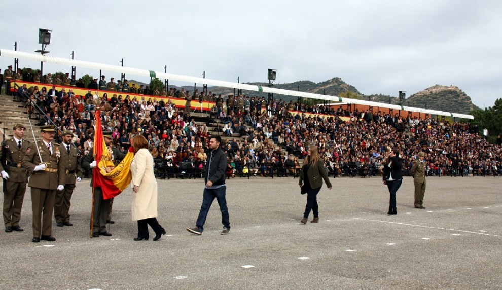 Civils jurant bandera a l'acadèmia de Talarn