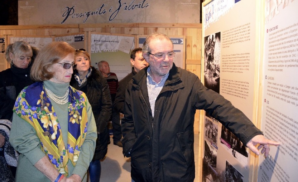 Sitzer i Reñé visitants l'exposició a Alós d'Isil