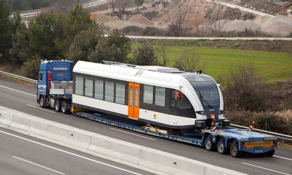 El nou tren de la Pobla, transportat per carretera