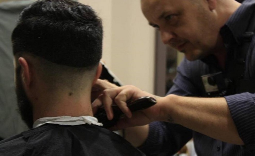 Xavier Camacho, tallant els cabells a un client