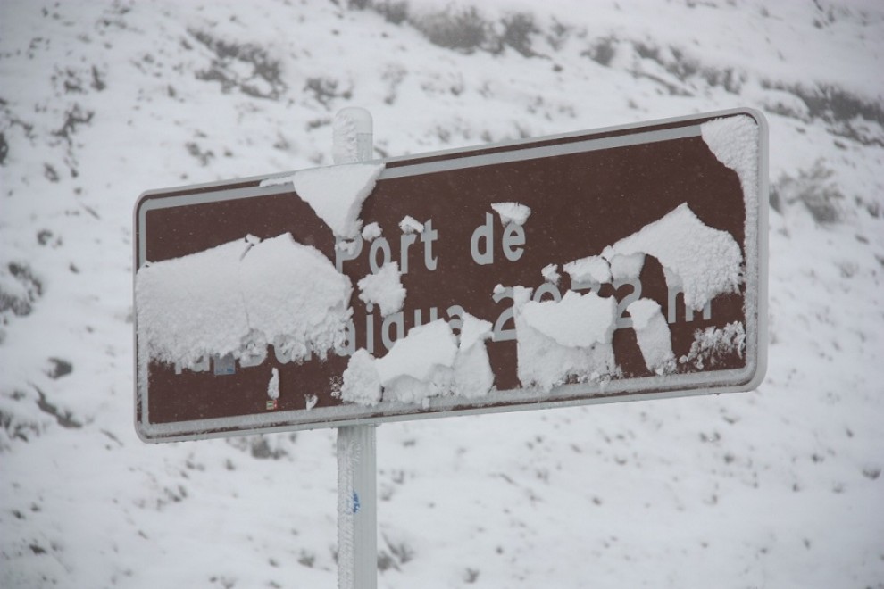 Un cartell del Port de la Bonaigua cobert per la neu, en imatge d'arxiu