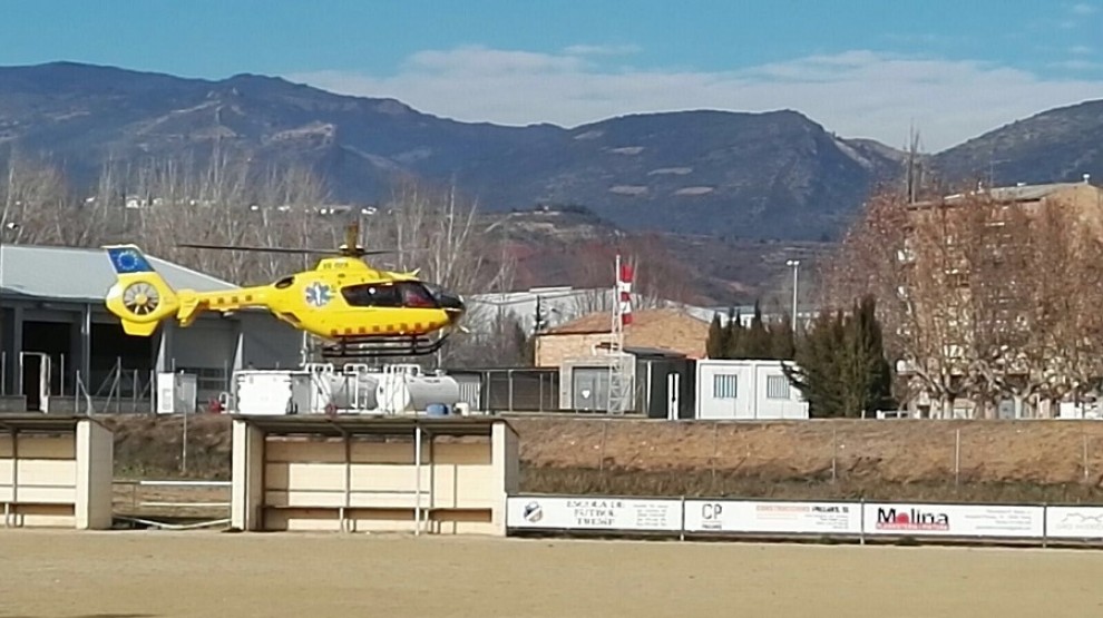 Un helicòpter del SEM enlairant-se a l'heliport de Tremp