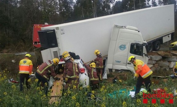 Els Bombers de la Generalitat treballant per excarcerar un conductor accidentat a la GI-555.