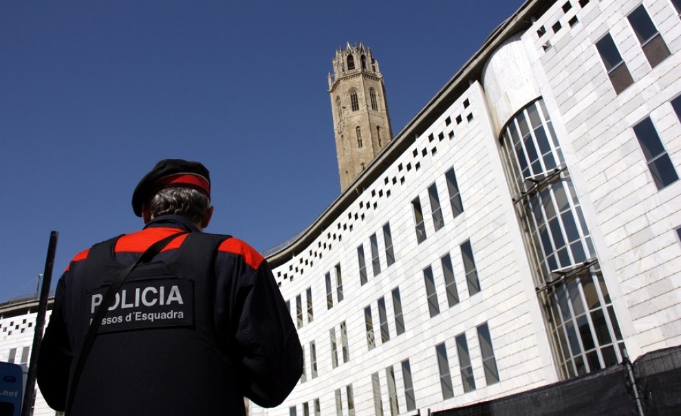 Un Mosso a les portes del Jutjat de Lleida