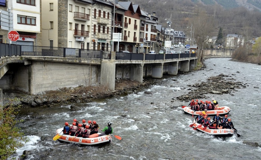 Tres barques de ràfting iniciant el seu descens aquest dilluns
