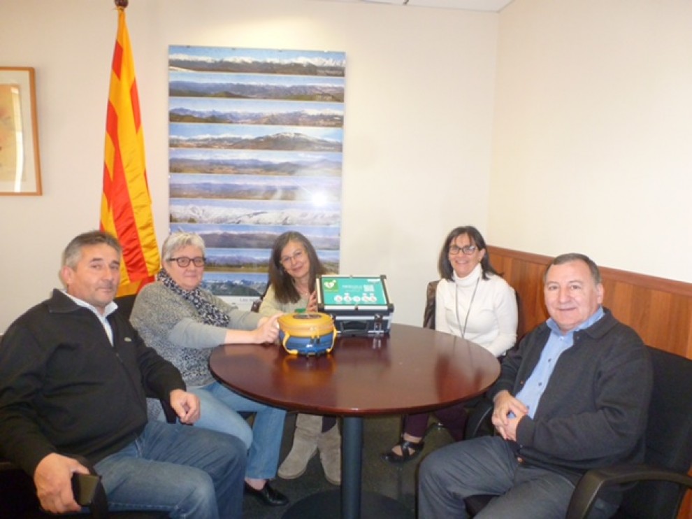 Membres del Consell Comarcal del Pallars Jussà amb un desfibril·lador portàtil