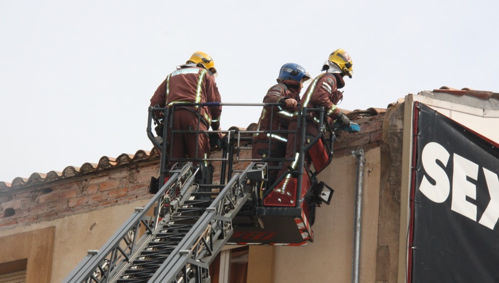 Imatge d'arxiu dels Bombers revisant una teulada
