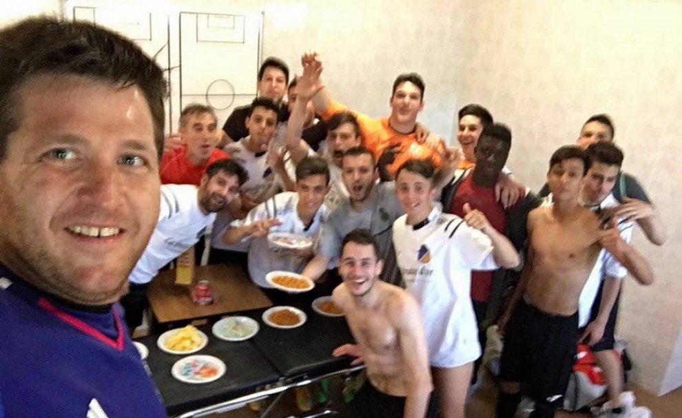 Els jugadors del Tremp celebrant la victòria al vestidor