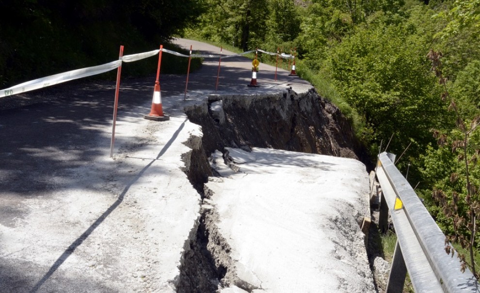 Imatge de l’esfondrament a la carretera d’Escàs d'ara fa dos anys