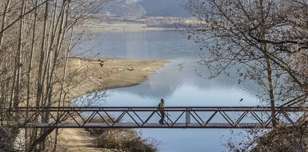 Un senderista creuant un dels ponts de l'itinerari que voreja Sant Antoni