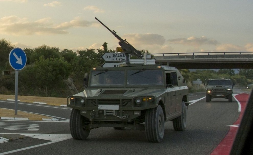 Un vehicle militar de maniobres a Salàs