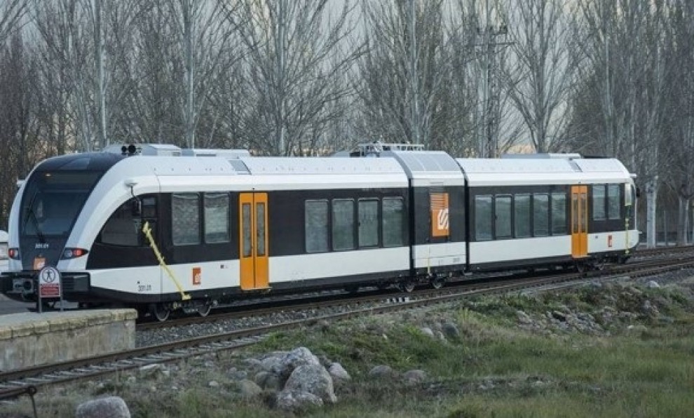 El nou tren, en fase de proves, estacionat a la Pobla