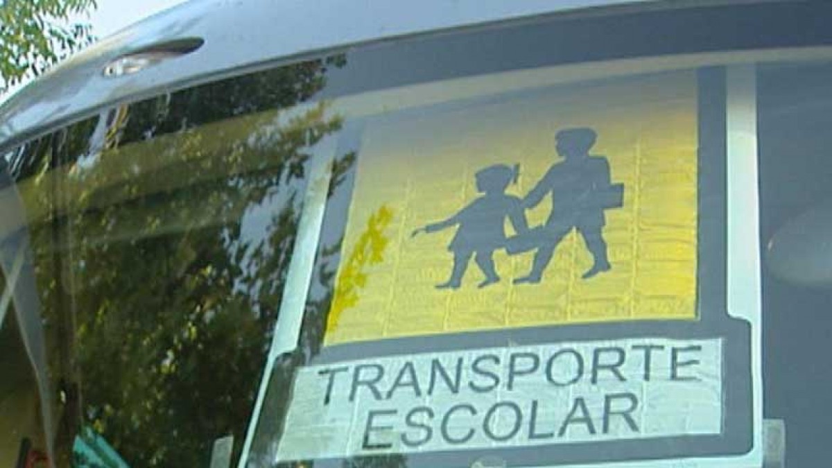 Un cartell que indica el transport escolar en un autocar