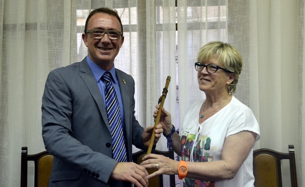 Lluís Oliva fa entrega del bastó d'alcalde a Inés Moré