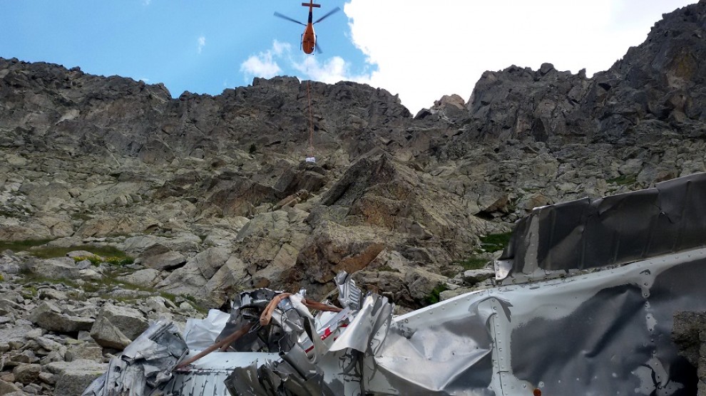 L'helicòpter retirant la ferralla de l'avioneta
