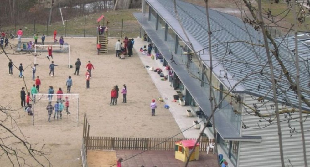 Alumnes de l'Escola Vall Fosca jugant al pati