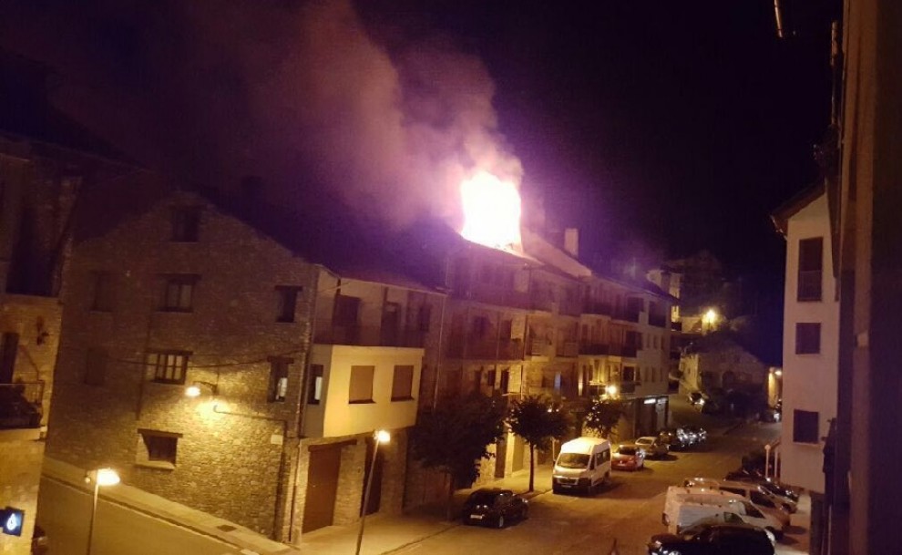 Imatge del foc cremant l'àtic de l'edifici al bell mig de Sort