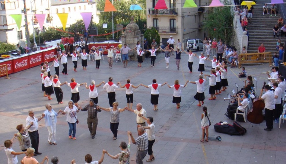 Els sardanistes de Sort ballant a la plaça Major durant la festa major