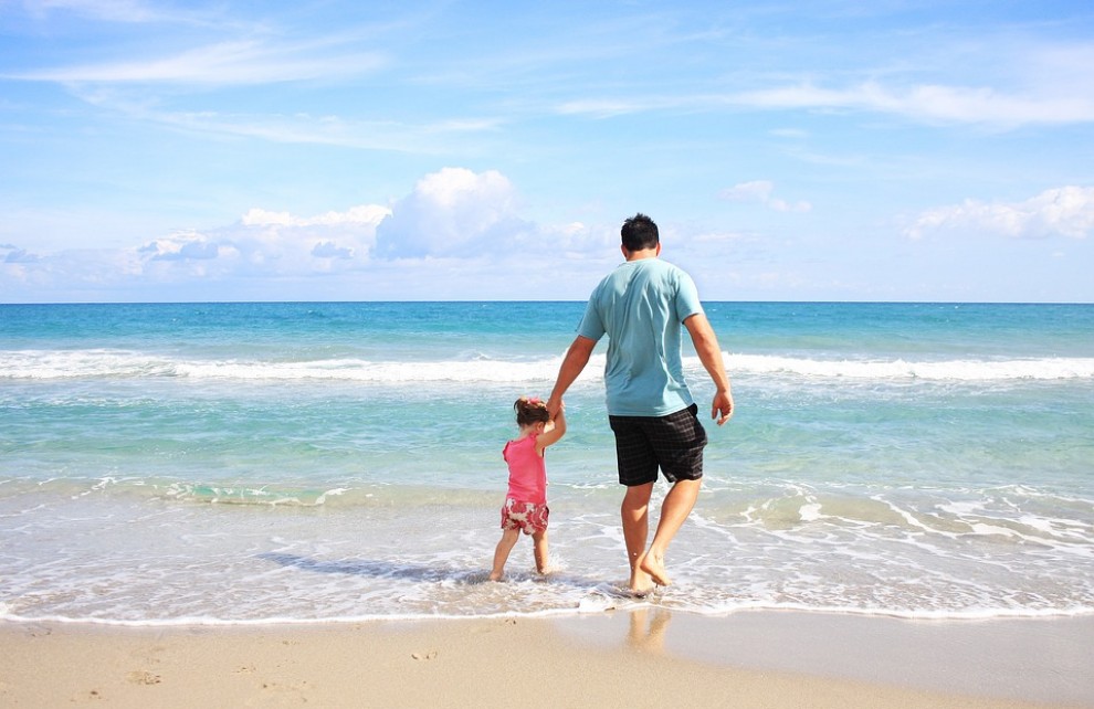 Un pare, amb la seva filla a la platja