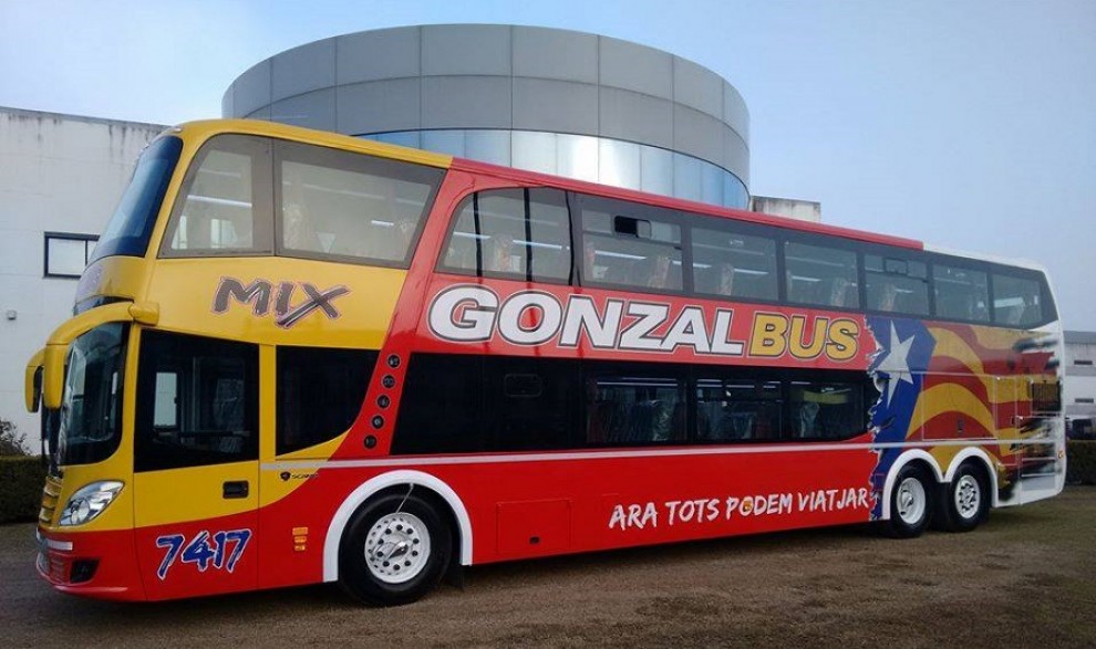 L'autocar argentí amb el disseny de l'estelada i el lema en català