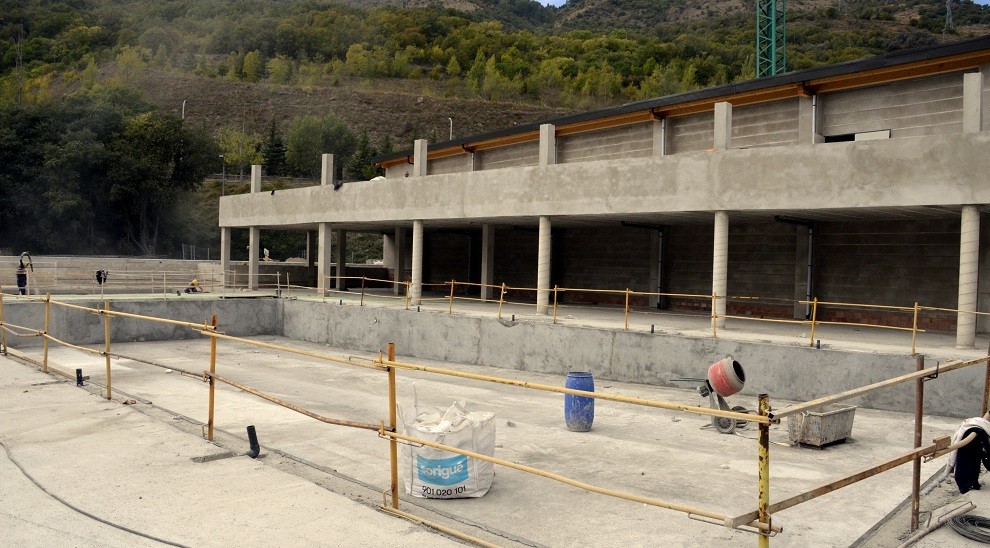 Estat actual de les obres de la piscina municipal de Sort