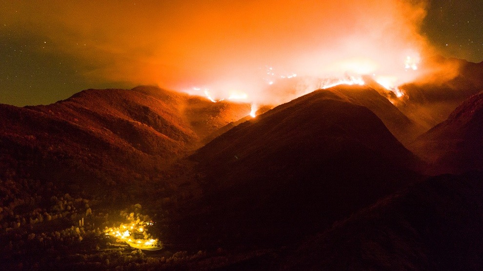 Les flames afronten la segona nit en actiu. A la imatge, damunt el mateix poble de Cerbi