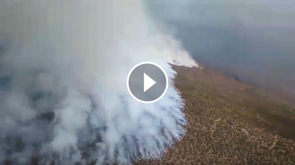 Les flames, des de l'helicòpter dels Bombers