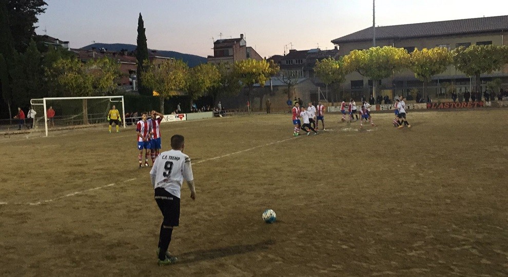 Miki es disposa a llençar una falta favorable al Tremp