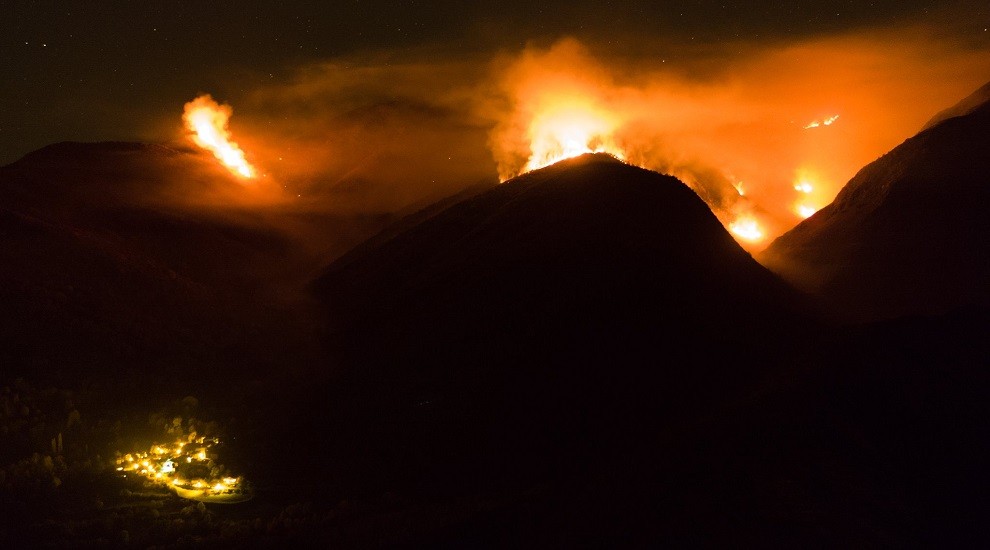 Les flames de l'incendi cremant de nit sobre el poble de Cerbi