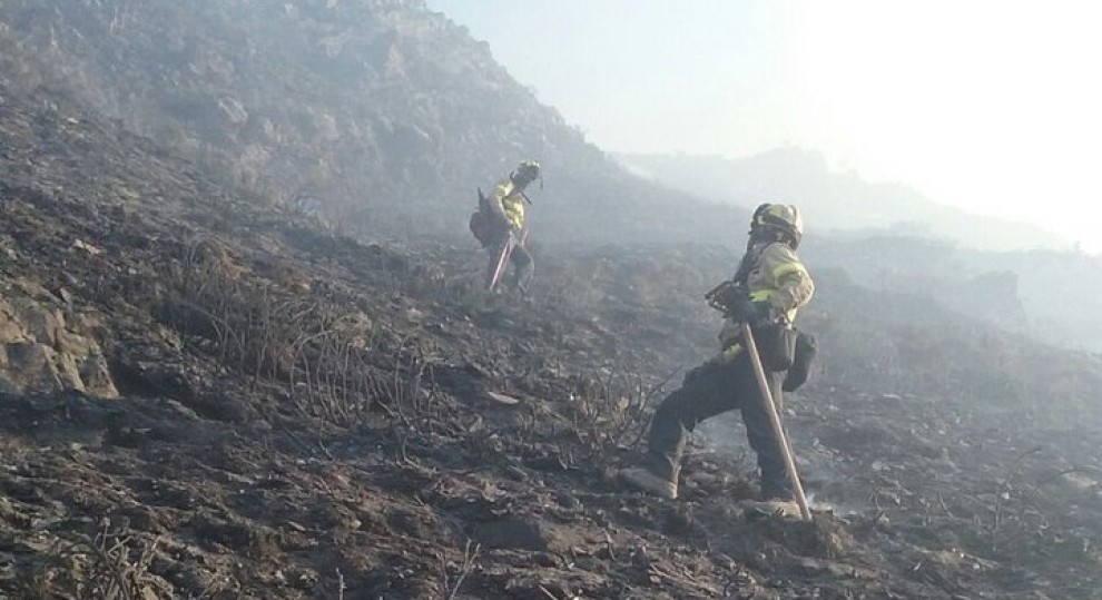 Els Bombers intenten controlar per cinquè dia l'incendi de Cerbi