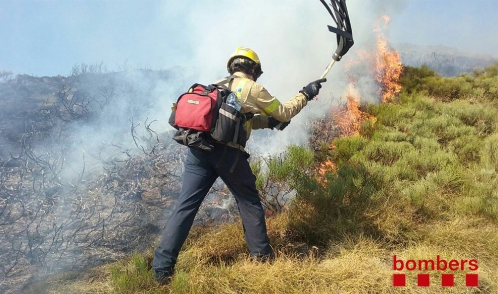 Un bomber atacant el foc manualment a la muntanya de Cerbi