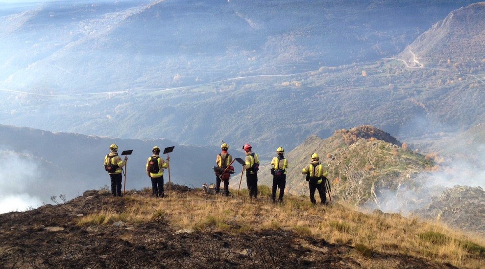 Els bombers estan topant amb un foc que es resisteix més de l'esperat a ser extingit