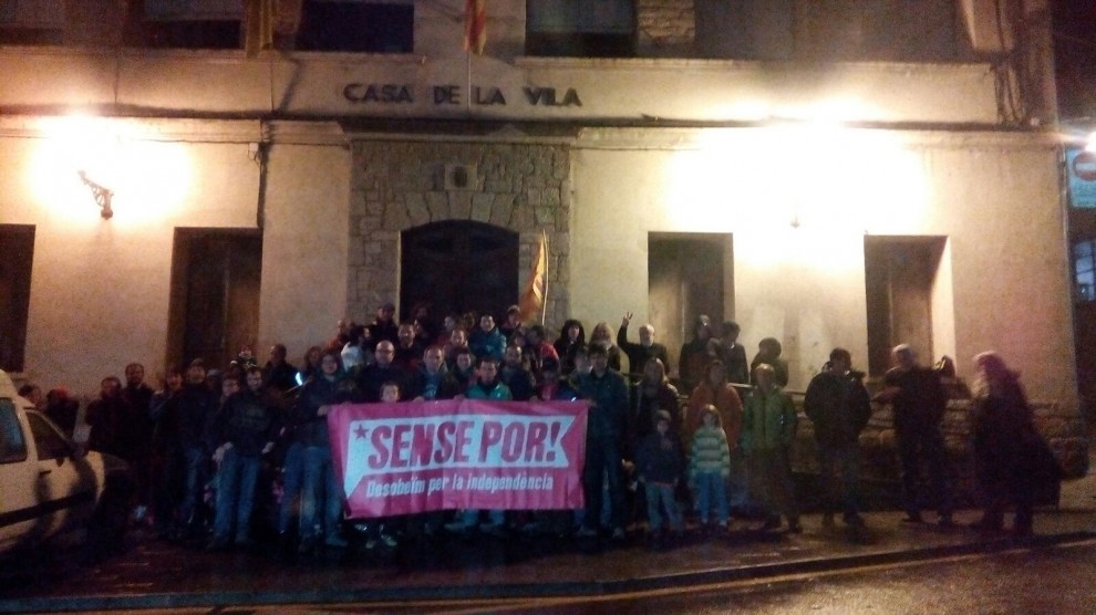 Una cinquantena de persones s'han manifestat davant l'Ajuntament de Sort