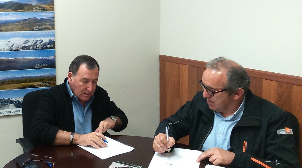 Aranda i el director de Skipallars, signant el conveni