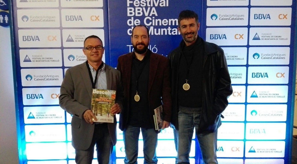 Ordi, Garriga i el director de Descobrir Catalunya, amb el premi